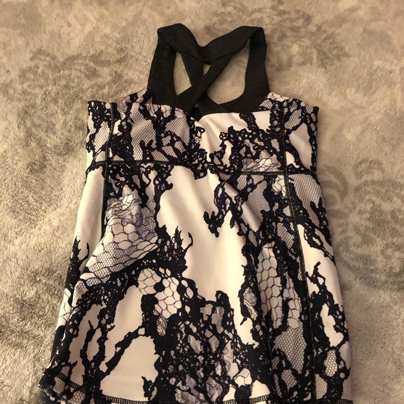 Athletic wear top - Picture 2 of 3